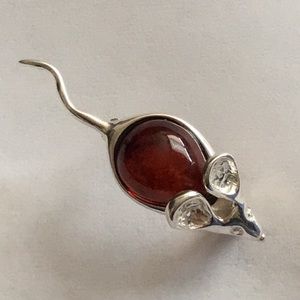 Mouse brooch. Silver/amber